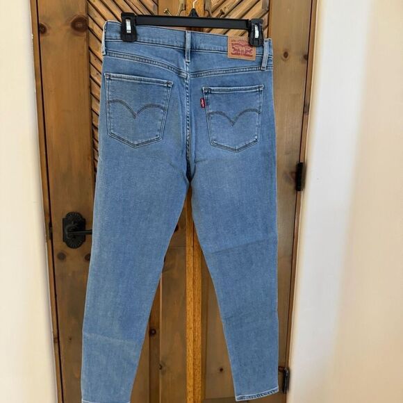 Levi’s (8 / 29) 720 High Rise Super Skinny Cropped Jeans - Light Wash - Picture 2 of 7